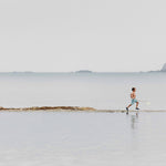 Running Boy (Outlet) Walldecoration Wandkraft Fine art Plexiglas glans Aluminium profiel