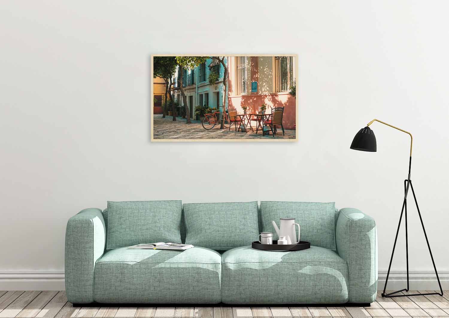 Warme mediterrane straat met terracotta gevels als wanddecoratie boven een quiet-green bank in een woonkamer, uit de Travel Stories-collectie van Wandkraft, voor een stijlvol interieur.