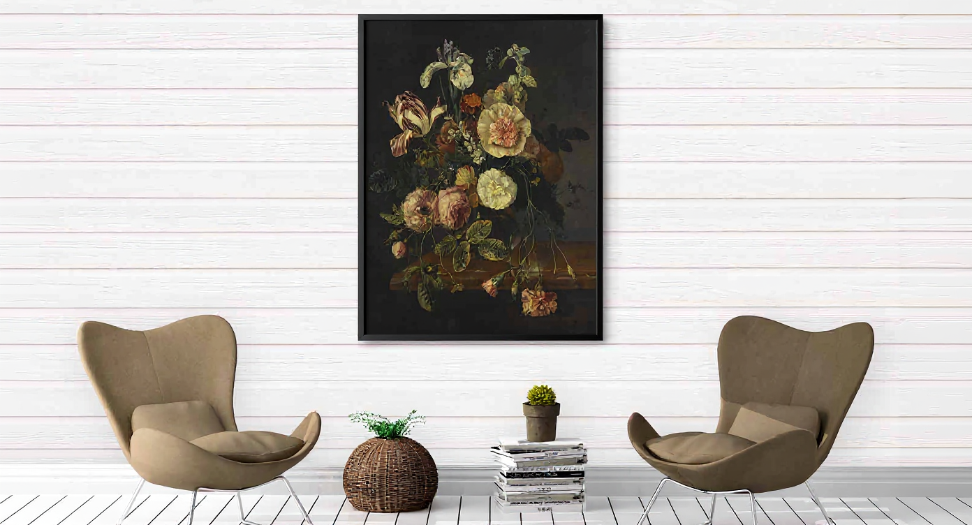 Quiet Luxury woonkamer met twee beige fauteuils en een Wandkraft Dutch Masters wanddecoratie in een strakke zwarte lijst aan een witte panelenwand – Wandkraft