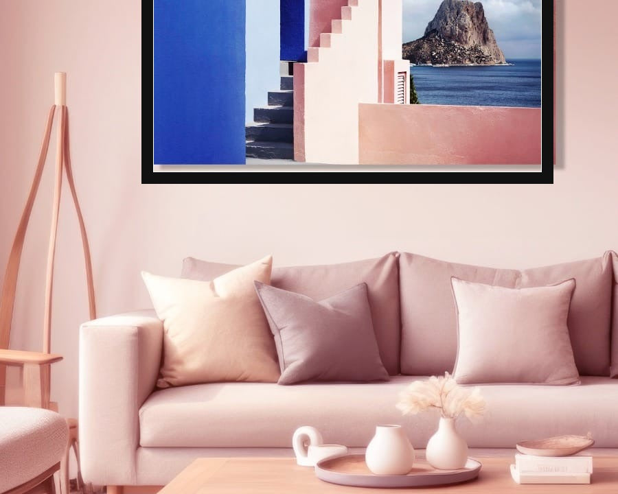 Roze woonkamer met beige bank en de Wandkraft Seaside Geometry wanddecoratie uit de Calpe Alicante collectie in een strakke zwarte lijst voor een mediterrane zomersfeer