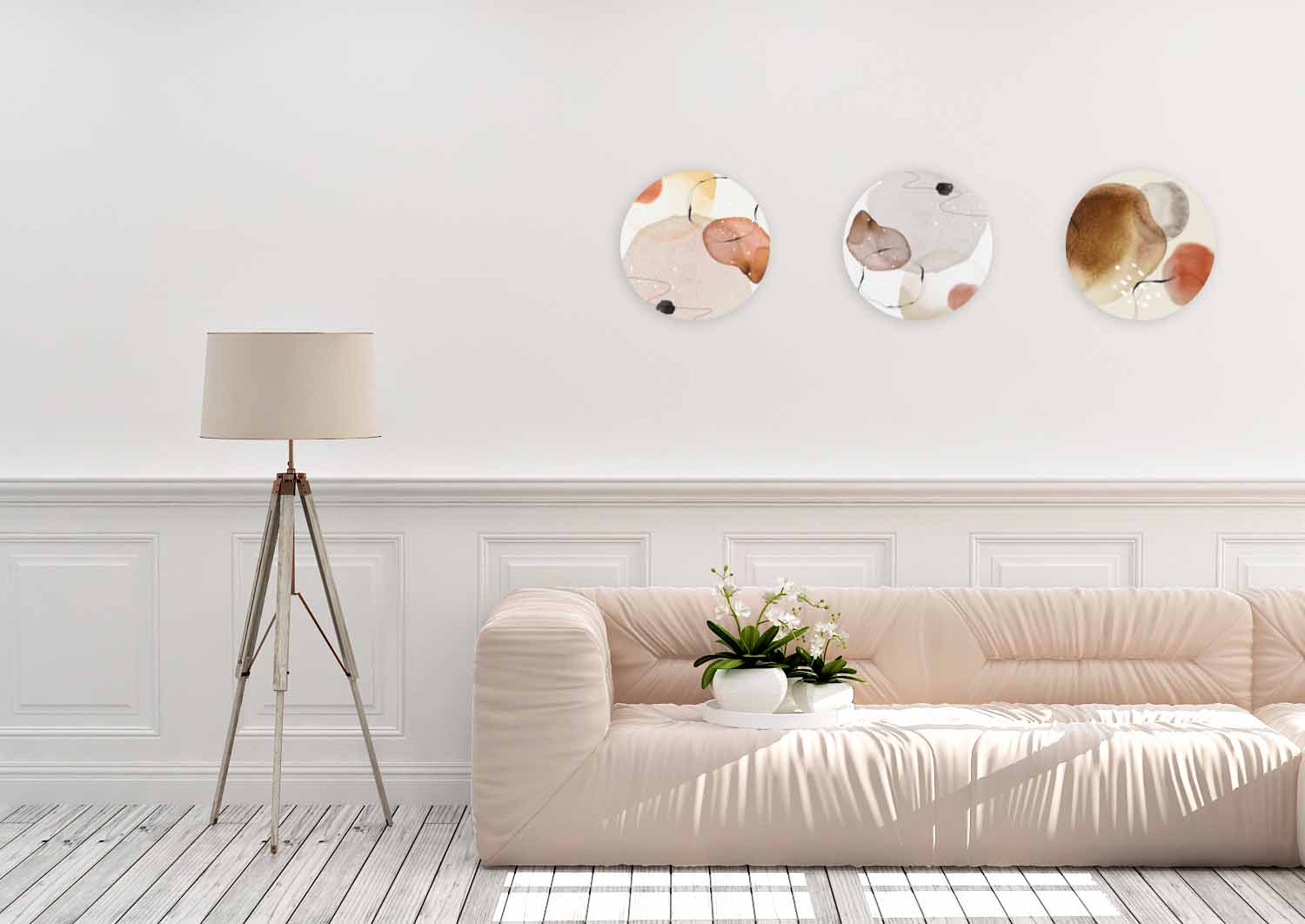 Minimalistische woonkamer met beige bank, plant en vloerlamp met Wandkraft Organic Shapes 005 wanddecoratie met zachte organische vormen op een witte muur