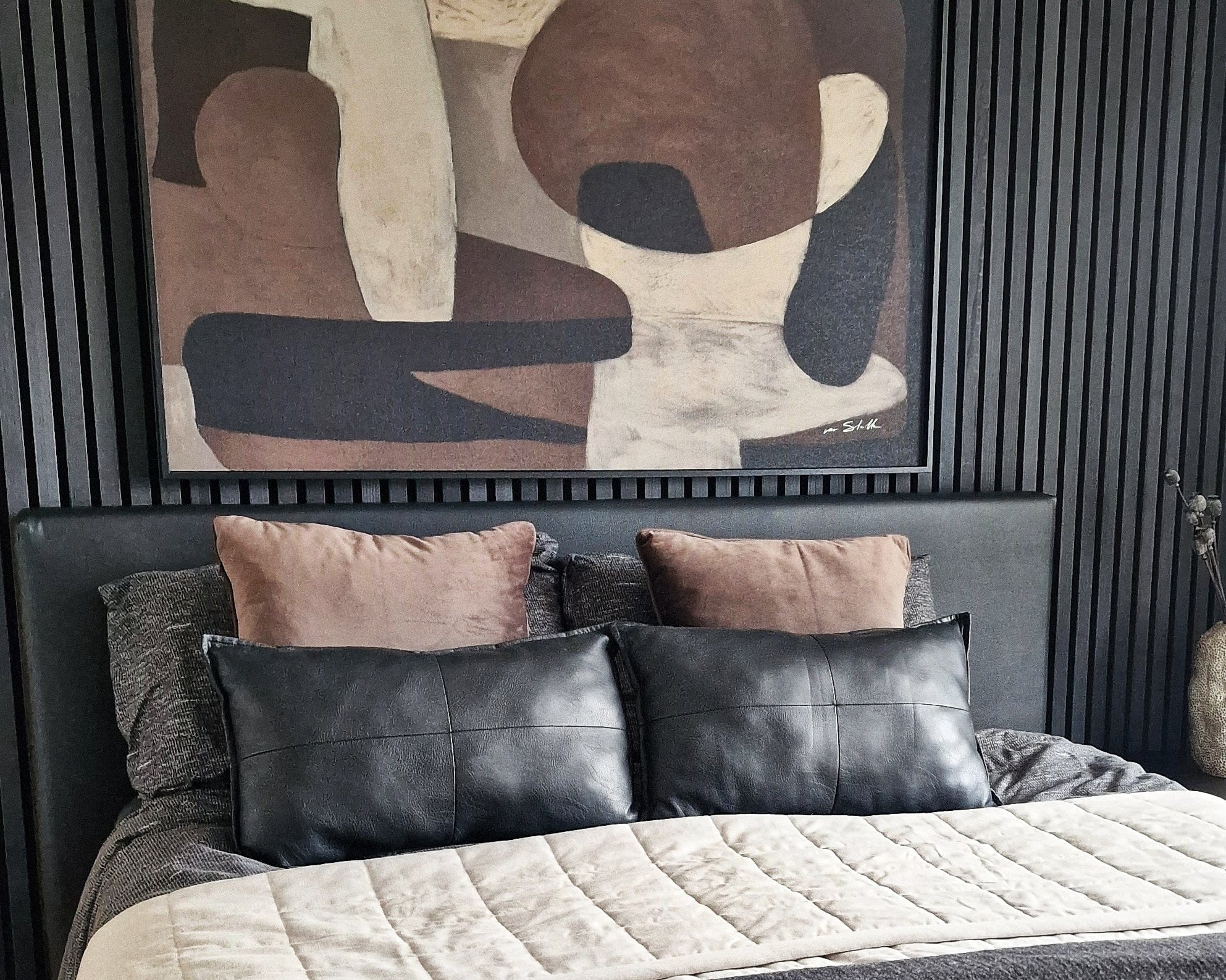 Luxe slaapkamer met zwarte wandpanelen en taupe kussens onder de Wandkraft Nexus wanddecoratie van Ilse van Stoltz voor een Quiet Luxury sfeer
