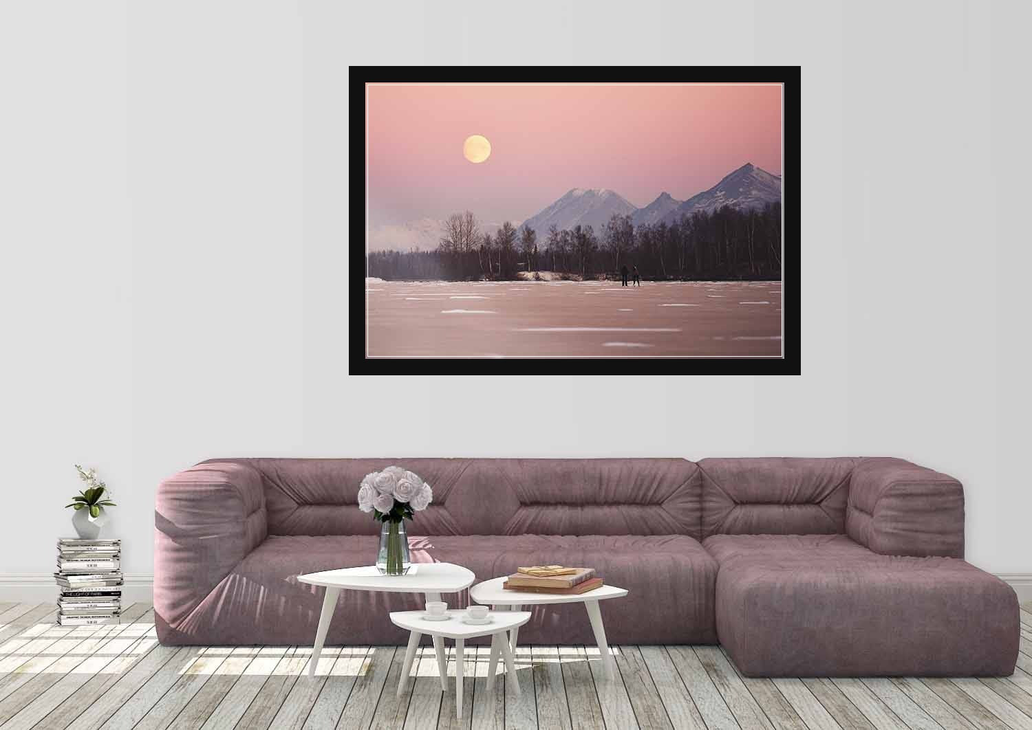 Woonkamer met ingelijst landschapsschilderij uit de Art of Nature collectie van Wandkraft boven een zachtroze bank, voor een stijlvol interieur