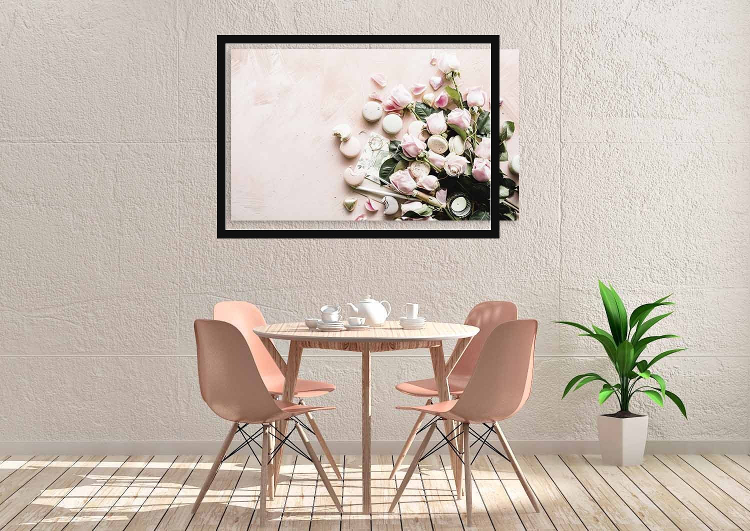 Grote mediterrane wanddecoratie met zachte roze rozen uit de Botanical Stories-collectie in een warme, zonovergoten eethoek met terracotta stoelen, voor een stijlvol interieur — Wandkraft