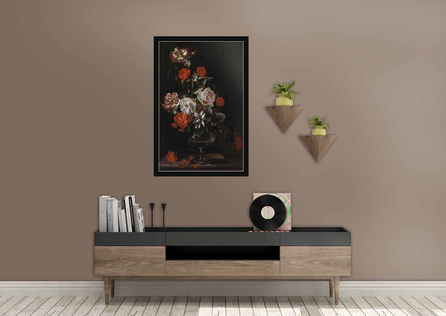 Woonkamer in quiet luxury-stijl met een donker bloemstilleven uit de collectie Oude Meesters van Wandkraft in een strakke zwarte lijst aan een warme taupe muur voor een stijlvol interieur.
