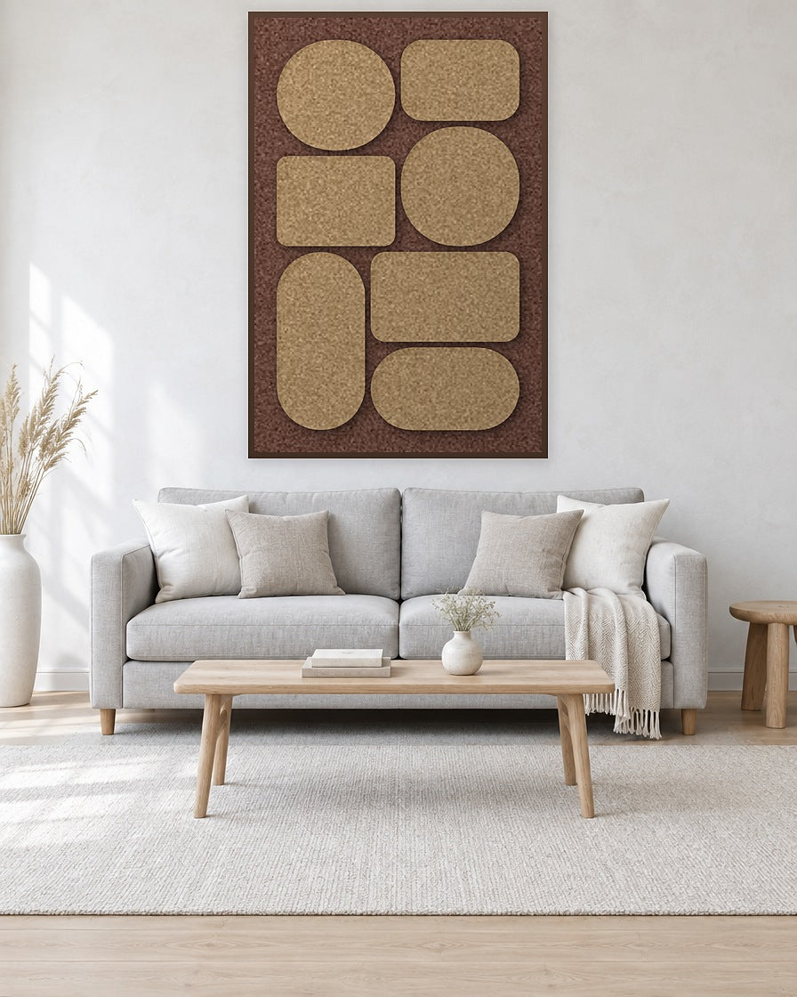 Monolith Latte viltpaneel met kastanjebruine baklijst aan de wand in een licht Scandinavisch interieur