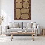 Monolith Latte viltpaneel met kastanjebruine baklijst aan de wand in een licht Scandinavisch interieur