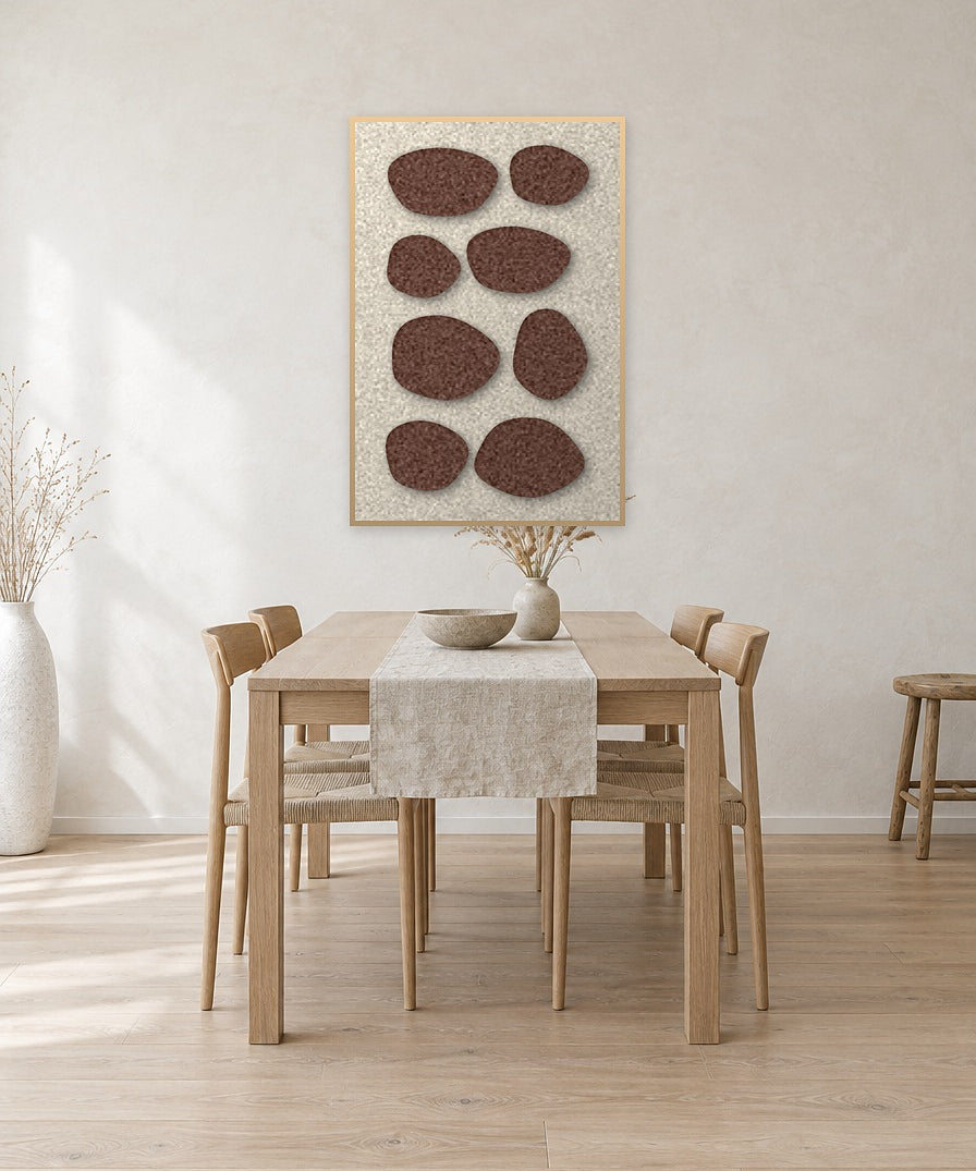 Pebble Mosaic Cocoa viltpaneel met blanke baklijst aan de wand in een Scandinavische eethoek