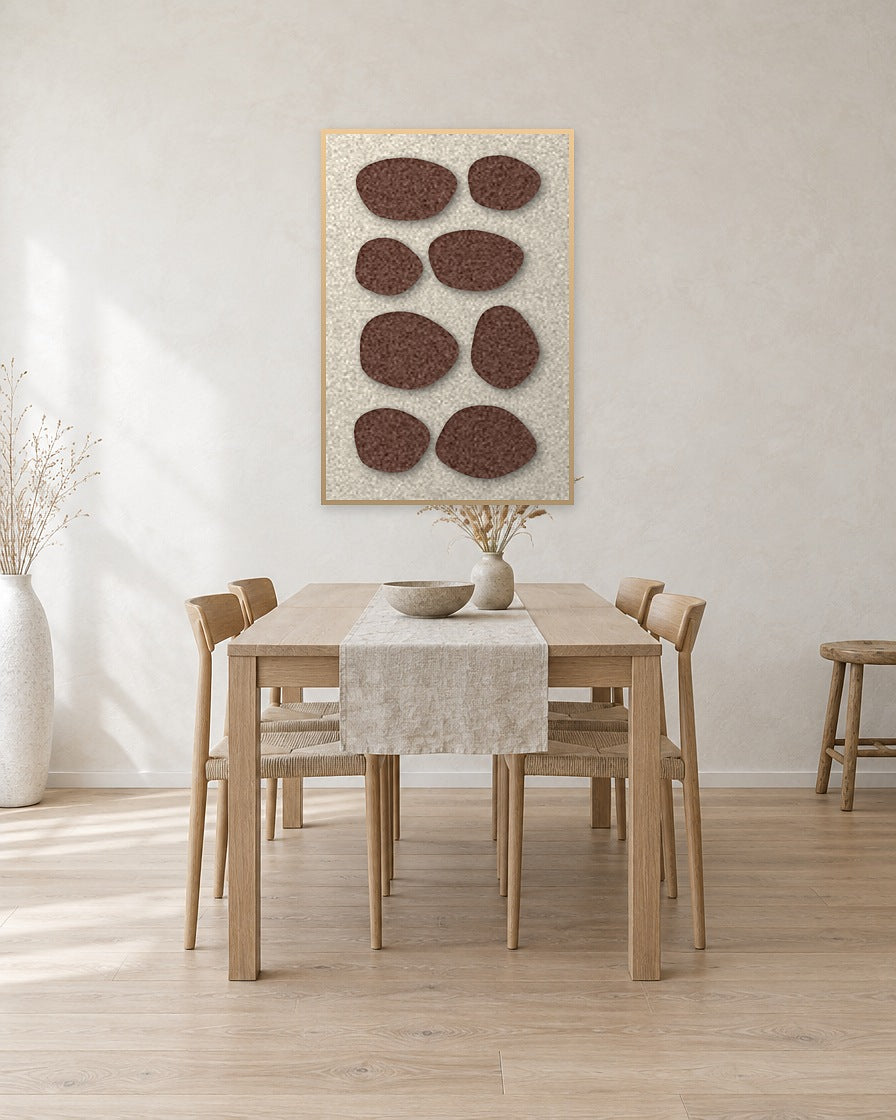Pebble Mosaic Cocoa viltpaneel met blanke baklijst aan de wand in een Scandinavische eethoek