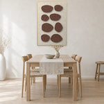 Pebble Mosaic Cocoa viltpaneel met blanke baklijst aan de wand in een Scandinavische eethoek