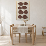 Pebble Mosaic Cocoa viltpaneel met blanke baklijst aan de wand in een Scandinavische eethoek