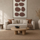 Pebble Mosaic Cocoa viltpaneel met kastanjebruine baklijst aan de wand in een Japandi-interieur