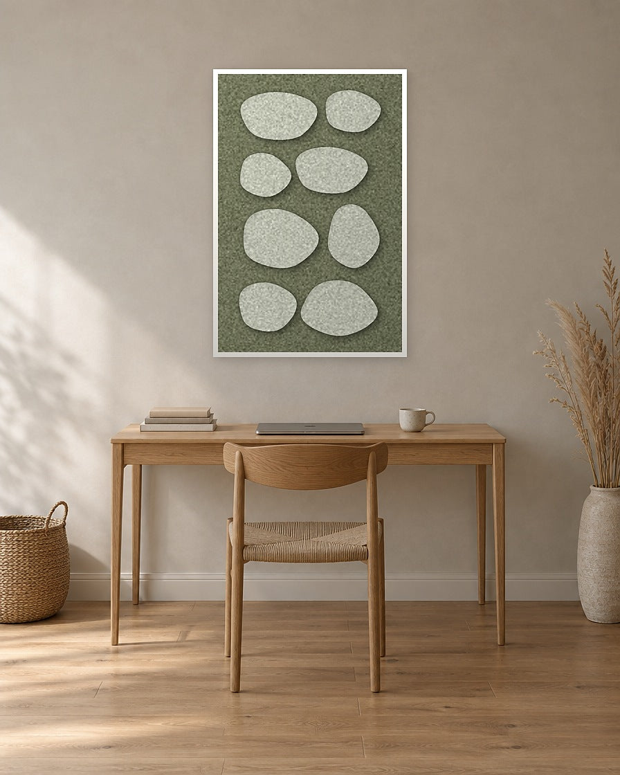 Pebble Mosaic Fern viltpaneel met witte baklijst aan de wand in een thuiskantoor