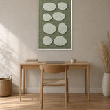 Pebble Mosaic Fern viltpaneel met witte baklijst aan de wand in een thuiskantoor