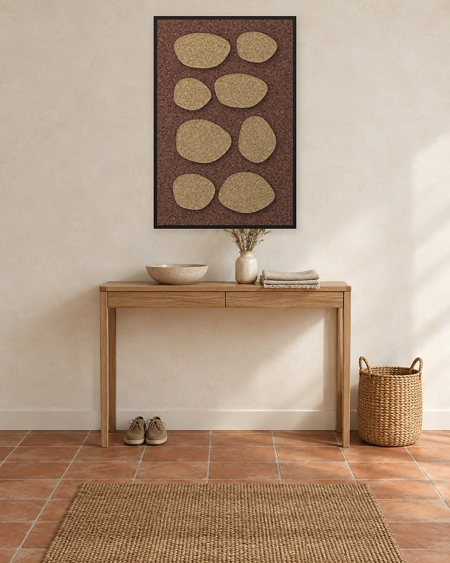 Pebble Mosaic Latte viltpaneel met zwarte baklijst aan de wand in een hal