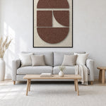 Counter Arch Cocoa viltpaneel met zwarte baklijst aan de wand in een licht Scandinavisch interieur