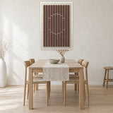 Striped Sun Cocoa viltpaneel met witte baklijst aan de wand in een Scandinavische eethoek