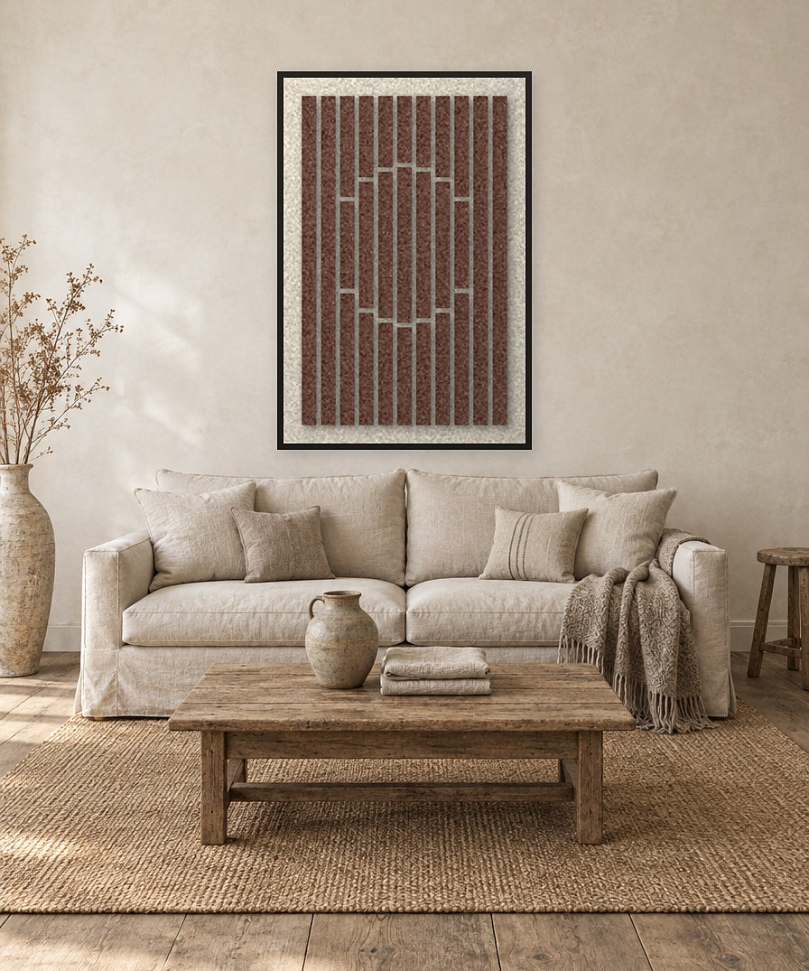 Striped Sun Cocoa viltpaneel met zwarte baklijst aan de wand in een landelijk interieur
