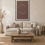 Striped Sun Cocoa viltpaneel met zwarte baklijst aan de wand in een landelijk interieur