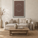 Striped Sun Cocoa viltpaneel met zwarte baklijst aan de wand in een landelijk interieur