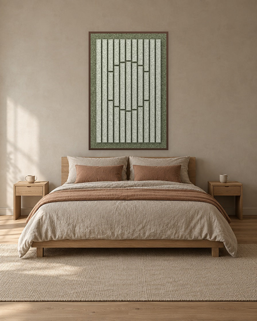 Striped Sun Fern viltpaneel met kastanjebruine baklijst aan de wand in een Japandi-slaapkamer