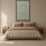 Striped Sun Fern viltpaneel met kastanjebruine baklijst aan de wand in een Japandi-slaapkamer