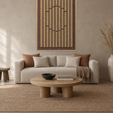 Striped Sun Latte viltpaneel met blanke baklijst aan de wand in een Japandi-interieur