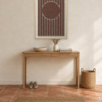 Sun Bend Cocoa viltpaneel met blanke baklijst aan de wand in een hal