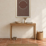 Sun Bend Cocoa viltpaneel met blanke baklijst aan de wand in een hal