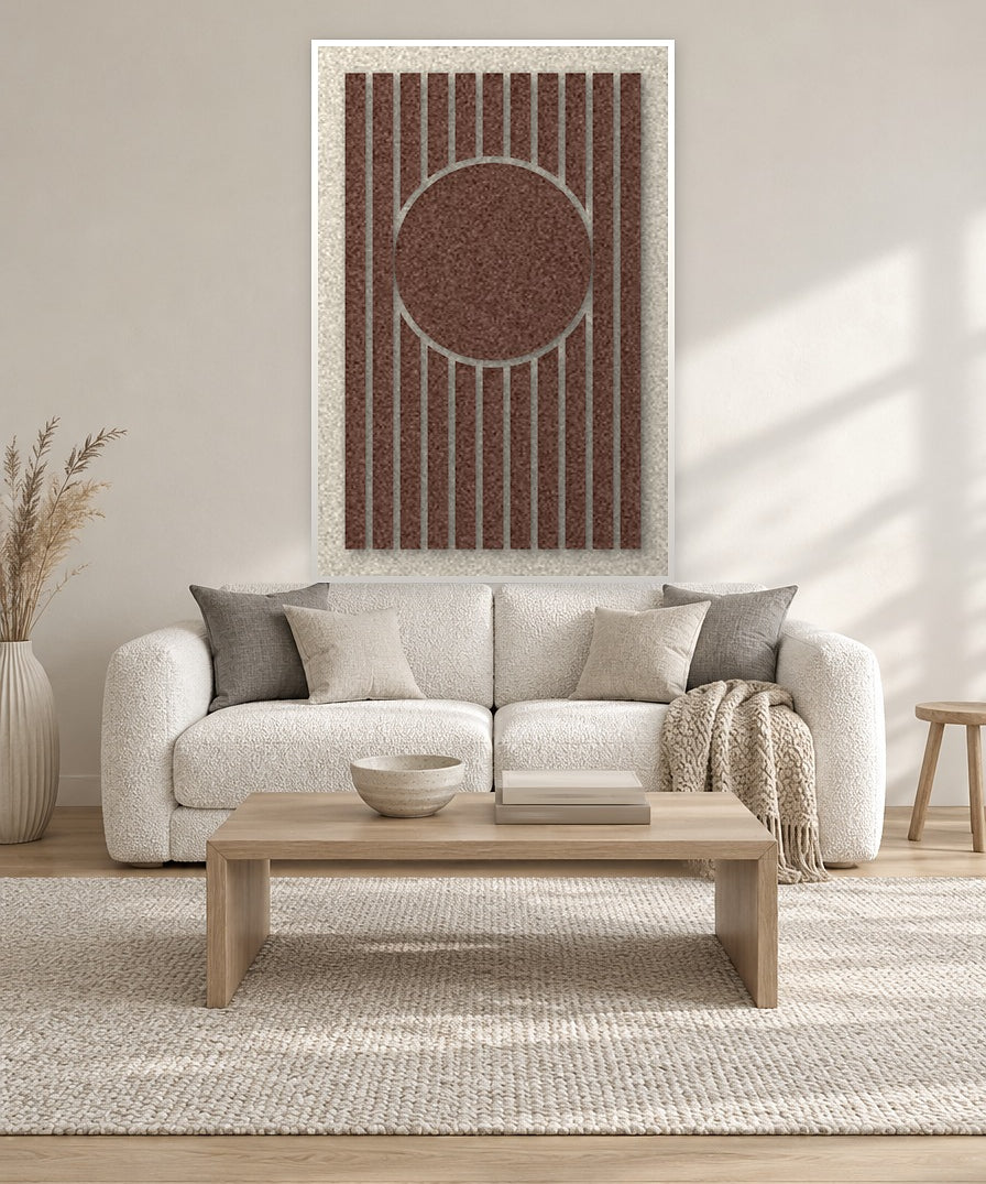 Sun Bend Cocoa viltpaneel met witte baklijst aan de wand in een lichte woonkamer