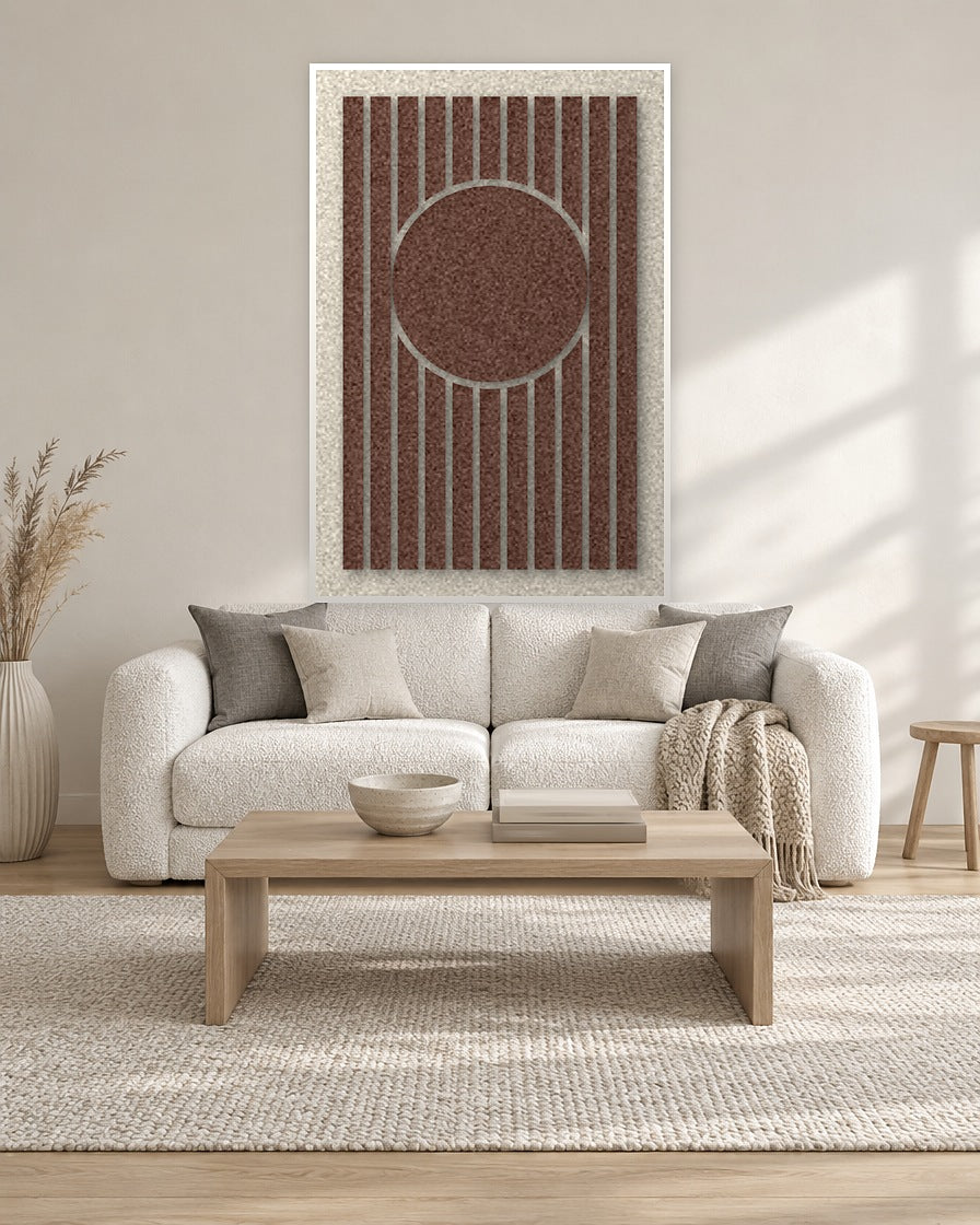 Sun Bend Cocoa viltpaneel met witte baklijst aan de wand in een lichte woonkamer