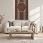 Sun Bend Cocoa viltpaneel met witte baklijst aan de wand in een lichte woonkamer