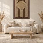 Sun Bend Latte viltpaneel met kastanjebruine baklijst aan de wand in een Scandinavisch interieur