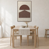 Sunset Stripes Cocoa viltpaneel met kastanjebruine baklijst aan de wand in een Scandinavische eethoek