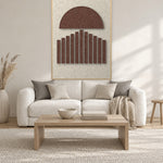 Sunset Stripes Cocoa viltpaneel met blanke baklijst aan de wand in een lichte woonkamer