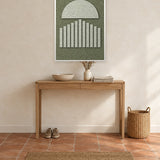 Sunset Stripes Fern viltpaneel met witte baklijst aan de wand in een hal