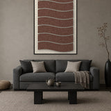Flowline Cocoa viltpaneel met zwarte baklijst aan de wand in een rustig Japandi-interieur