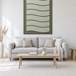 Flowline Fern viltpaneel met kastanjebruine baklijst aan de wand in een licht Scandinavisch interieur