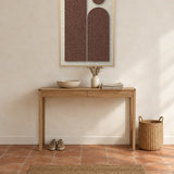 Arch Gate Cocoa viltpaneel met blanke baklijst aan de wand in een hal