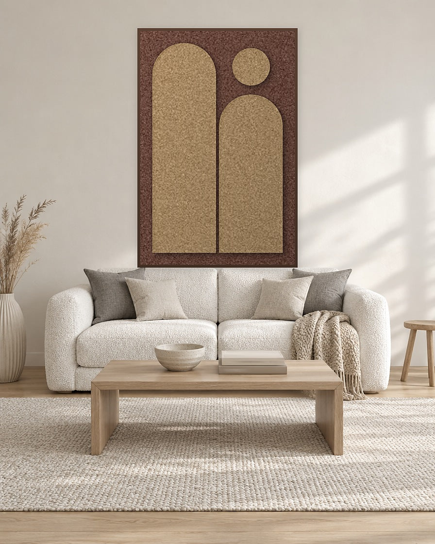 Arch Gate Latte viltpaneel met kastanjebruine baklijst aan de wand in een lichte woonkamer