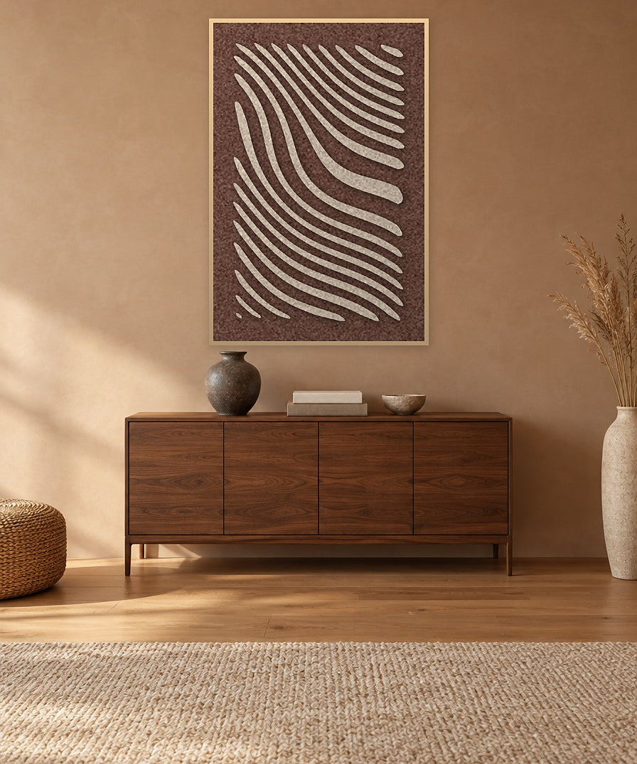 Tidal Stripes Beige viltpaneel met blanke baklijst aan de wand boven een walnoten dressoir