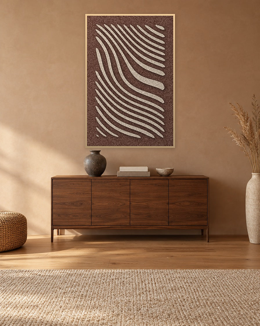 Tidal Stripes Beige viltpaneel met blanke baklijst aan de wand boven een walnoten dressoir