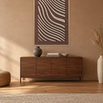 Tidal Stripes Beige viltpaneel met blanke baklijst aan de wand boven een walnoten dressoir