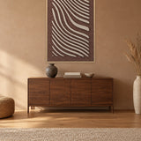 Tidal Stripes Beige viltpaneel met blanke baklijst aan de wand boven een walnoten dressoir