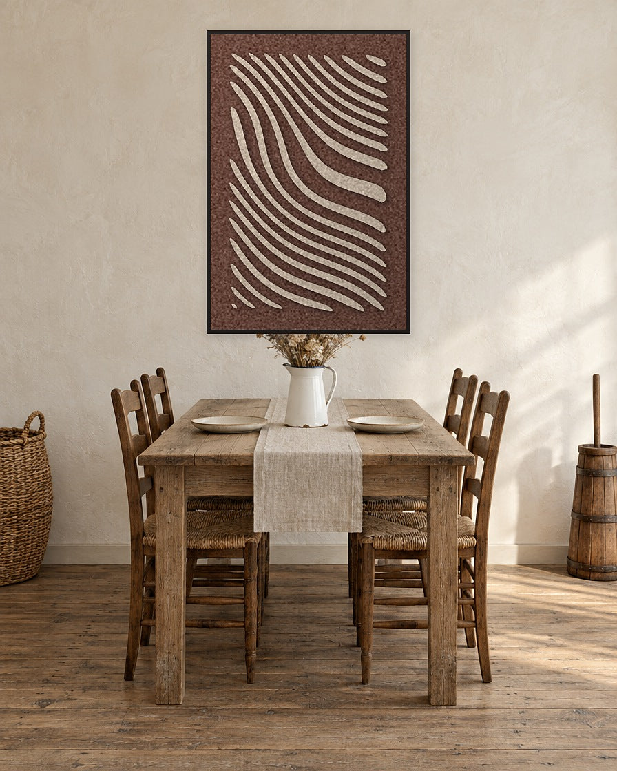 Tidal Stripes Beige viltpaneel met zwarte baklijst aan de wand in een landelijke eetkamer