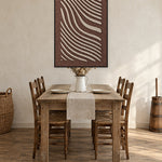 Tidal Stripes Beige viltpaneel met zwarte baklijst aan de wand in een landelijke eetkamer