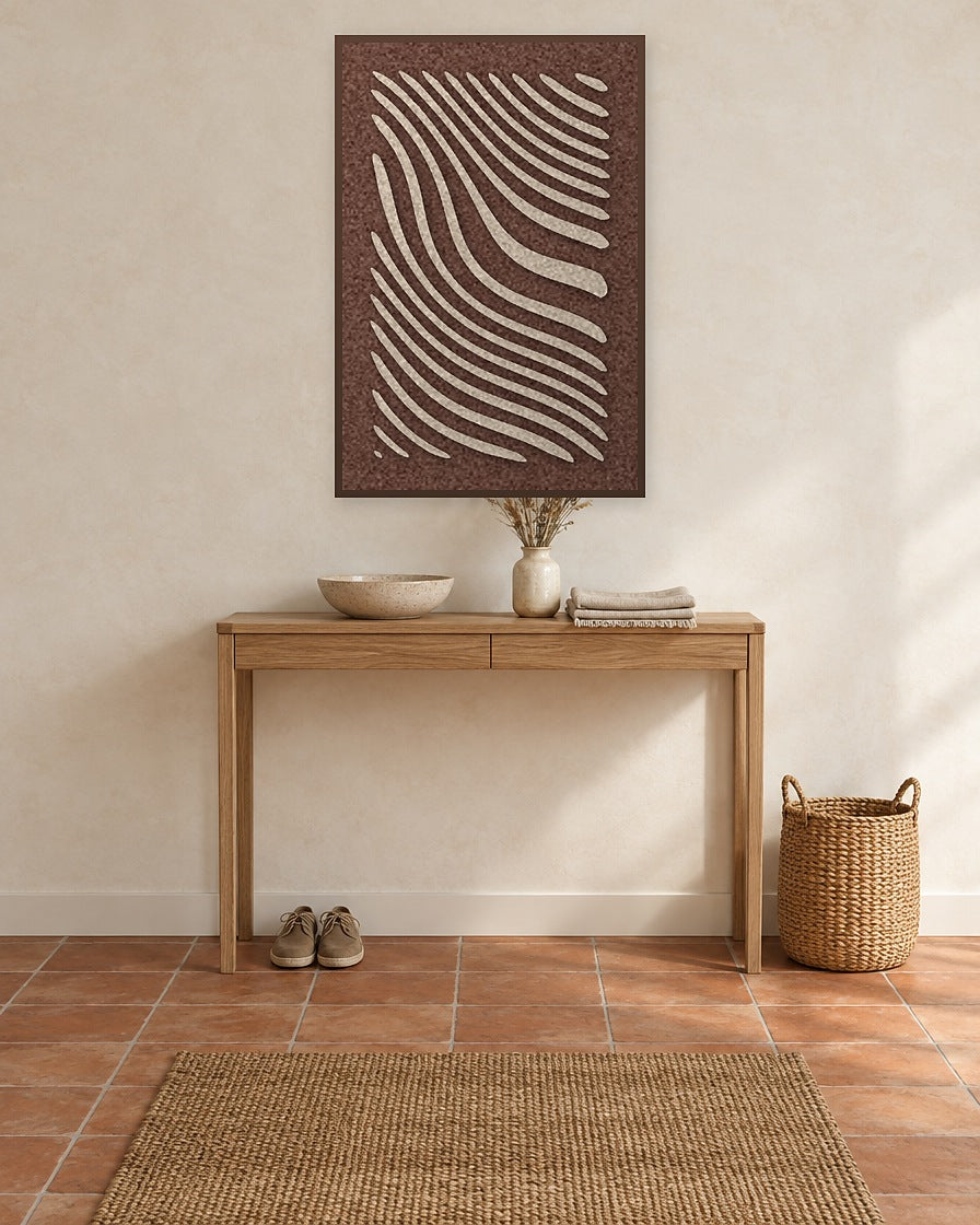 Tidal Stripes Beige viltpaneel met kastanjebruine baklijst aan de wand in een hal