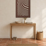 Tidal Stripes Beige viltpaneel met kastanjebruine baklijst aan de wand in een hal
