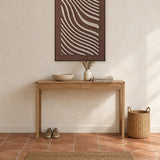 Tidal Stripes Beige viltpaneel met kastanjebruine baklijst aan de wand in een hal
