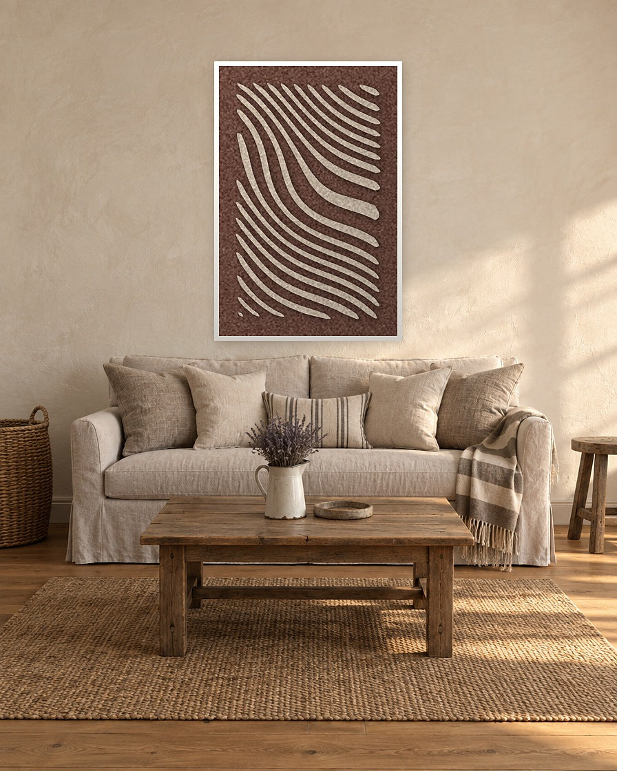 Tidal Stripes Beige viltpaneel met witte baklijst aan de wand in een landelijke woonkamer